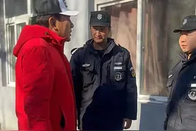 70岁朱时茂被喊主任，拎礼盒慰问小区保安，住16万一平的豪华小区图片