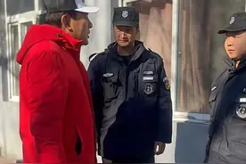 70岁朱时茂被喊主任，拎礼盒慰问小区保安，住16万一平的豪华小区图片