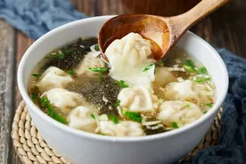 馄饨好吃，重点在于馅料，调馅时多放“1水1油”，鲜香油润多汁图片