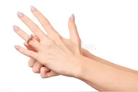 生活中，戴戒指在每个手指，都是有不同的含义，你知道几个？图片