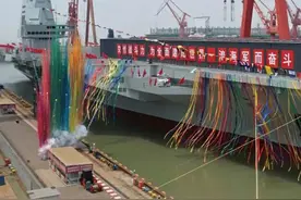中国第三艘航母下水，但是我们还有很长的路要走图片