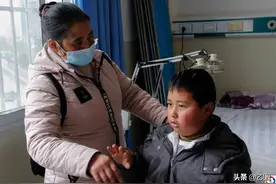 妈妈教重病儿子自理被人说是后妈，她狠心回应：我陪不了他一辈子图片