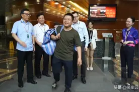 上海一身价35亿大老板假扮农民工，上班的第一天，差点被开除！图片