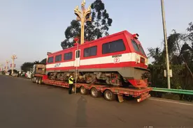 超高大件运输车“疯狂”冲岗 湖北高速路政追踪1200公里将其拦截图片