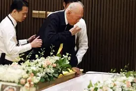 1947年秘密结婚,相伴63年的妻去世,葬礼上李光耀两次吻别图片