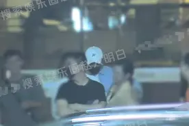 欧豪深夜与人聚会太嗨，站路边与丰满美女搂抱，一同离去互动暧昧图片