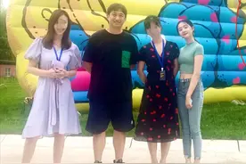 黄磊陪女儿看艺术展！16岁多多穿紧身露脐装，腰细腿长身材太完美图片