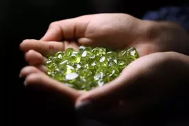 普法：男子10年捡600块蛟河橄榄石，拒绝上交，是否构成非法采矿图片