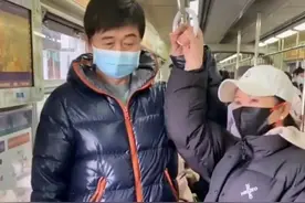 55岁付笛生携妻子地铁出行，打扮朴素无人识，任静紧搂丈夫似少女图片