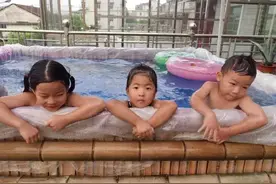 杭州爸爸用12根毛竹，在自家造出游泳池！网友羡慕：求同款图片