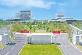 马云雕像被杭师大拆除？误会，学生作品残次品，学校没有马云雕塑图片
