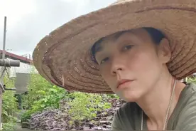 49岁女星没工作回家干农活，戴草帽除草喂鸡，表情冷漠自嘲像农夫图片