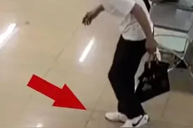 男子夏天一口气喝了一桶冰红茶，狂吐1000ml的鲜血图片