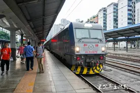内江到重庆的绿皮火车5611，从永川开始出发，一路上的风景美如画图片