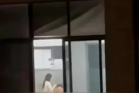 又一对大学情侣不雅行为被拍，整个学校全程吃瓜，偷拍者太可怕图片