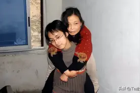 2007年浙江小伙“背母上学”感动中国，十年后变性成美女活出自我图片