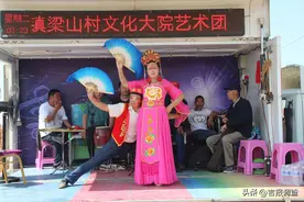 公主岭市梁山村文化大院：二人转唱起来，农民乐开怀图片