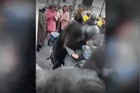 女儿当街暴打母亲，只因没买苹果手机，事情反转后，全网心疼图片