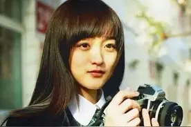 吴希泽何泓姗恋情曝光，手拉手逛街感情甜蜜，双方年龄相差9岁图片