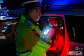 惊险！女孩雨夜行走在超车道 济南高速交警紧急救助图片