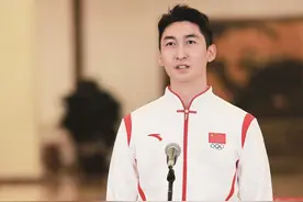 在党的二十大“党代表通道”上，武大靖向世界发出邀约——“欢迎大家来吉林滑雪！”图片