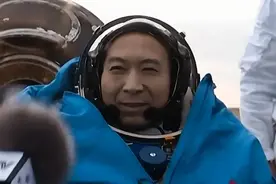 神舟十五号成功着陆，航天员出舱引发思考，矛头指向美国登月造假图片