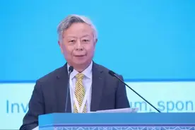 金立群：美元不可能会被代替，人民币做不到，也不应该这样做图片