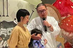 郝劭文女友身份曝光，主业化妆师二人因戏结缘，女方离异独自带女图片