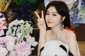 秦岚低调认爱魏大勋！44岁生日获超多鲜花，疑已见家长同居试婚图片