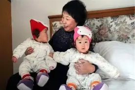 60岁冒死生下双胞胎的老太后悔了：很多时候，想把孩子往墙上砸图片