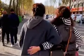 亲家第一次见面，饭后双双手拉手回家，网友：都怕砸手里图片