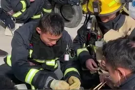（视频）@太原人！连续工作12小时后，消防员火场外盒饭当生日蛋糕图片