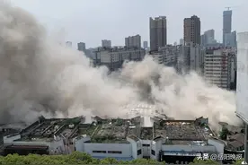 视频直击！刚刚，岳阳国际大厦成功爆破！图片