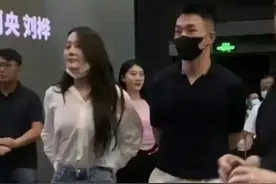 张馨予罕带老公为王宝强捧场，军人老公胖不少，穿潮牌帅气似明星图片