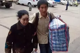 2008年他背“疯娘”读大学，毕业后面对55万年薪和支教，他咋选？图片
