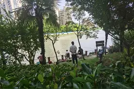 “禁止捕鱼”标识熟视无睹 苏州河畔有人扎堆钓鱼图片
