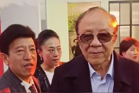 艺术家北京聚会：阎维文被搀扶拥抱李双江，杨洪基疑被无视图片