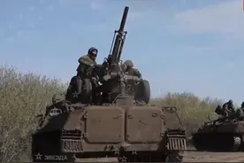 俄军将速射迫击炮搬上装甲车，一分钟射120发炮弹，将敌军打蒙图片
