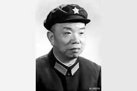 开国大将返乡视察，一老太太点名找他，见面后他立刻下跪喊“娘”图片