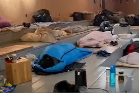 上海一记者实地探访桥洞下打地铺的外卖小哥：最多时有五六十人图片