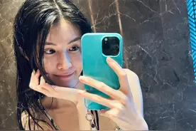 超模何穗浴室晒泳装照！身材纤瘦胸前骨头突出，网友：怀孕了？图片