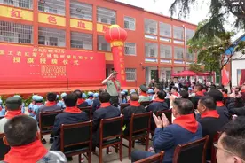 河南省方城县为两所红军小学举行授旗授牌仪式图片