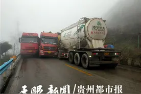 太惊险！贵州一地油罐车遭水泥罐车夹击，罐内有30余吨汽油图片