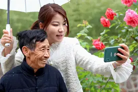 河南老光棍捡到弃婴，捡废品将其养大，26年后养女身家千万来报恩图片