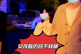 女孩跟男友街头散步，却盯着别的男孩看，男友的操作让她尴尬图片