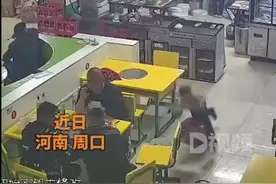 5岁男孩上菜摔倒后先向爸爸道歉 ：爸爸对不起，我把鱼洒了，客人暖心捡起烤鱼：没事还能吃图片