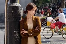 今秋，裙子流行“穿长不穿短”！舒适遮肉还高级，上衣随便搭都美图片
