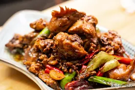 鸡肉不要炖汤喝，这样炒着吃鸡肉鲜嫩多汁，味道比较饭店还好吃图片