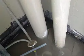 华商记者帮｜| 楼上空调机位积水，渗入楼下天花板 楼上业主和物业都说不归自己管图片