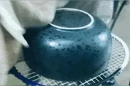 来我教你一个治凹进去的方法，浇点热水，再拿吸子一吸就好了图片